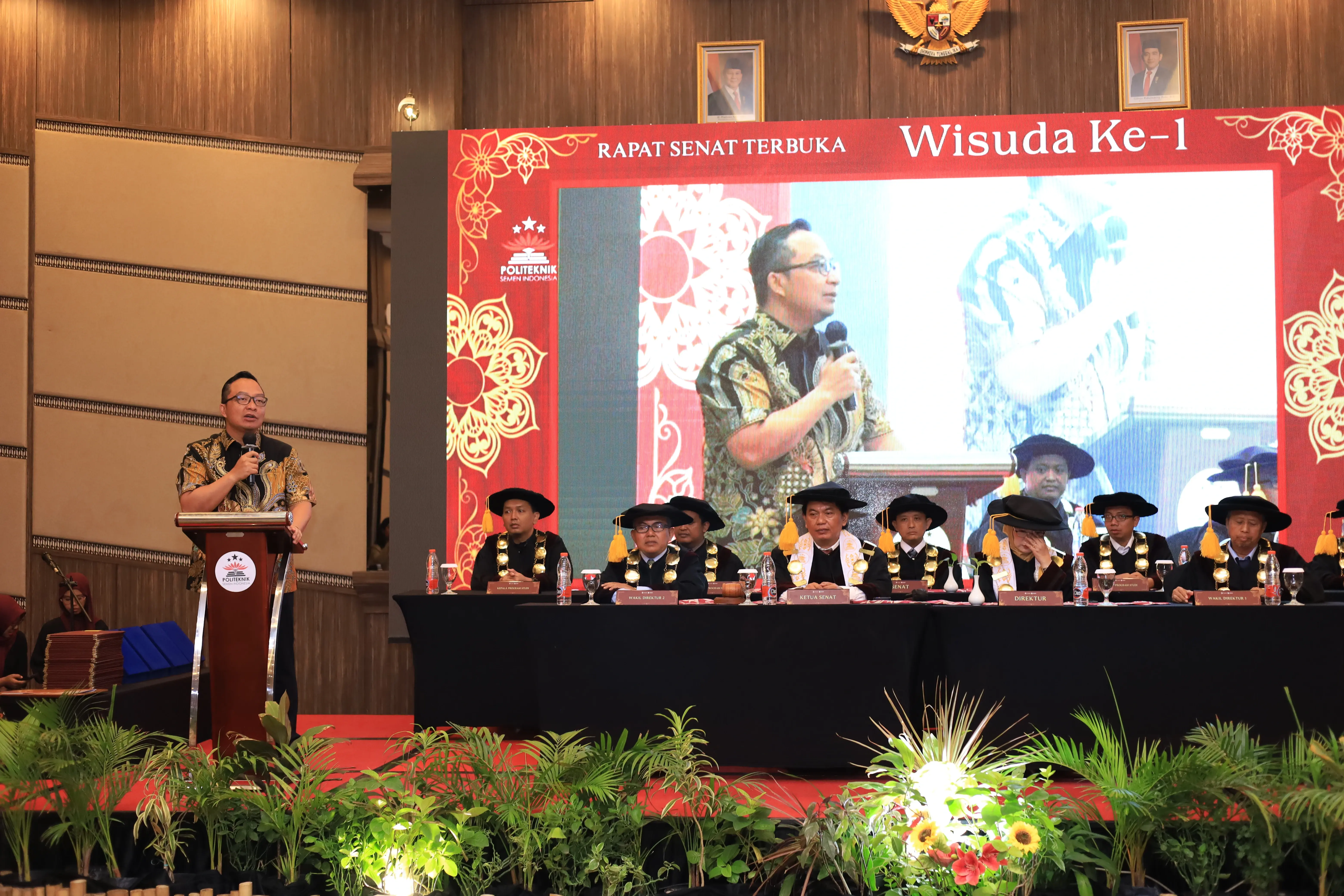Wisuda Perdana Polteksi Dihadiri Wakil Bupati Gresik